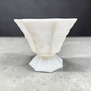 VINTAGE ANCHOR HOCKING MILK GLASS GRAPE & LEAF PEDESTAL COMPOTE BOWL